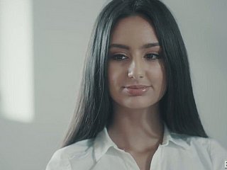 Chap-fallen sekretaris berambut panjang Eliza Ibarra naik ayam tegas di atas