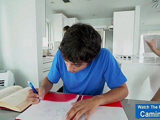 ماں اور Stepsis ساتھ اکیلے گھر