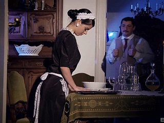 Naughty pokojówka Jessyka Swan ssie kutasa przed czuprynie odbytu