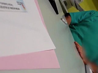 의사는 환자의 앞에 수음