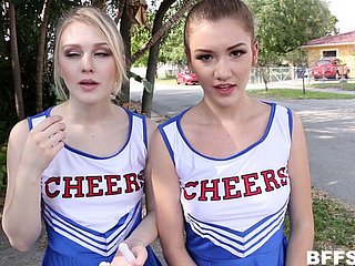 Wspaniały cheerleaderek czwórka z prywatnych Tryouts