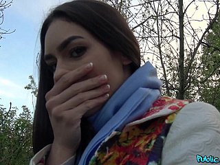 quan hệ tình dục bên ngoài và một blowjob là tuyệt vời với hoang dã brunette Arwen Vàng