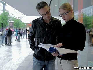 Shy studentów w okularach Veronika fucked i jizzed