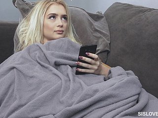 Petite Blonde Anastasia Knight è felice di diffondersi le sue gambe per una canna