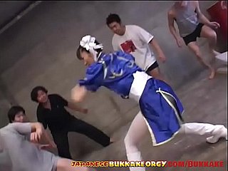 Chun-Li Cosplay Японская детка на гриппе в огромных Буккеке Ганбанг