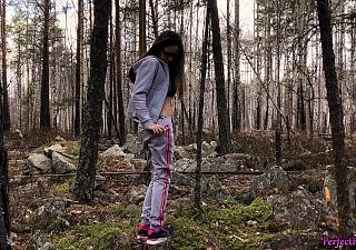 Pelajar sekolah sensual dengan guru PE di hutan