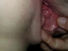 Manger de wifes jeune chatte humide