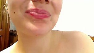 Hamburan ibu rumah tangga memungkinkan suaminya untuk menembak bebannya di mulutnya yang terbuka langsung di webcam