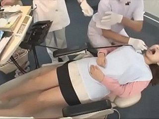El hombre undetectable EP-02 japonés en freeze clínica dental, paciente acariciado y follado, acto 02 de 02