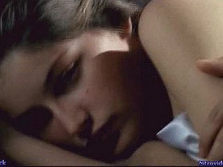 귀여운 갈색 머리 laetitia casta 섹스 후 껴안고 있습니다