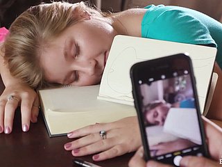 Hấp dẫn quyến rũ Vienna Nick scrimp thích thổi một dương vật cứng lớn