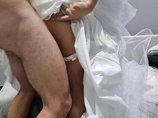 Cuckold ogląda noc poślubną żony
