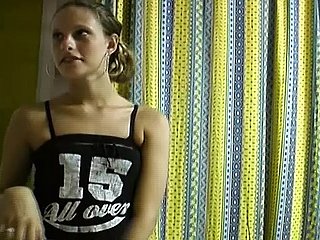 Freeze adolescente alemana delgada y atractiva se vuelve afeitada