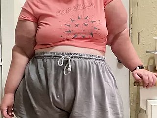 Một ssbbw hạnh phúc ngọt ngào nhút nhát khoe những đường cong khiêu dâm của cô ấy