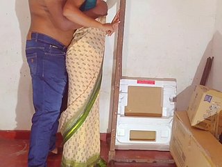 Sri Lankan amateur couple having making love in an obstacle office.