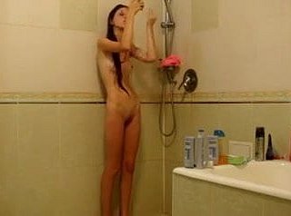 Fille maigre sous la tingle