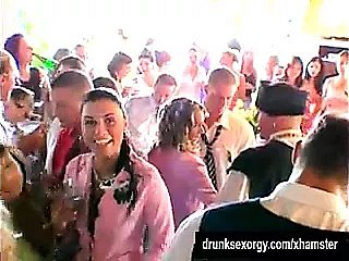 結婚式の売春婦は公共の場でクソです