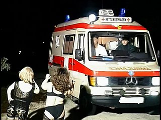 Floosie Petite Horny menghisap alat lelaki dalam ambulans