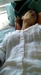 Femme mature touche sa chatte