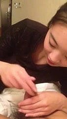 Gadis Korea bermain dengan batang Korea kecil yang menyedihkan