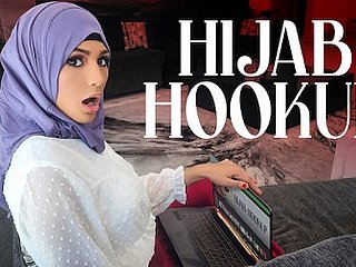 Nina, la chica del hijab, creció viendo películas estadounidenses para adolescentes y está obsesionada restudy convertirse en la reina del baile de graduación