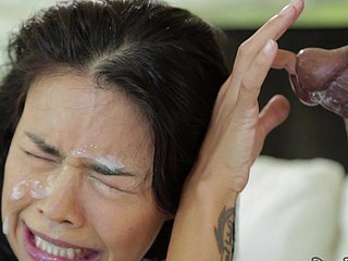 Dana Vespoli rên rỉ trong khi làm tình thô bạo giữa các chủng tộc trên giường