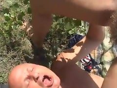 Grannies pissen im Freien
