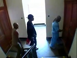 Três negros fodendo uma loira
