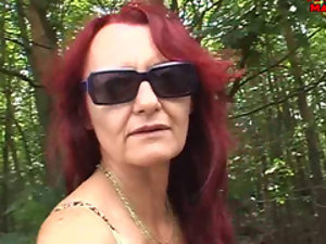 Laurie (51) outdoor-mature sucking two dicks
