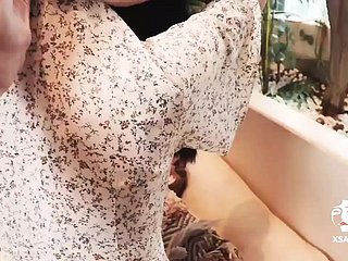 Donzela asiática suja massageando a salsicha de seu companheiro - Boneca selvagem gostosa com peitos pequenos!