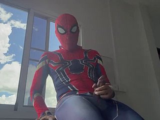 Homem-Aranha trabalha em casa