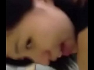 亚洲女孩在楼梯上性交