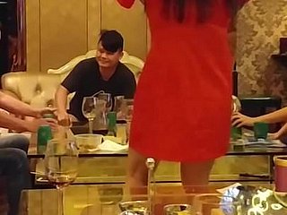 Istri Tionghoa menari di klub