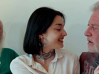 Joven morena hace trío thicket viejos y se traga el semen