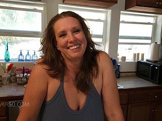 Eine heiße Milf-Stiefmutter bekommt eine Lektion im Kartenspiel und erteilt ihrem Stiefsohn eine Lektion respecting Sachen Sex.