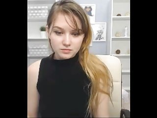 Blonde Remaja Tori mengungkapkan tubuhnya yang telanjang untuk semua untuk melihat