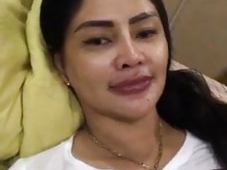 Indonesische MILF dunkle Nippel sehen durch