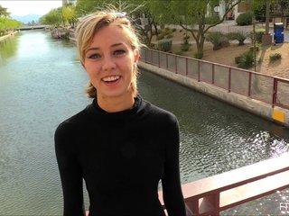 Rubia impresionante Amy thimbleful le importa que muestra su coño