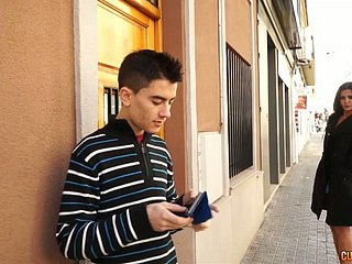 mulher morena Sassy traz para casa esse menino e chupa seu pau