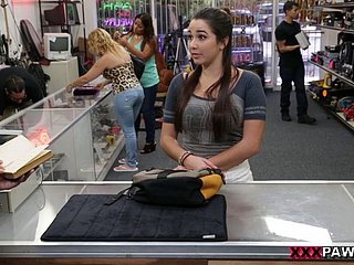 Menina de faculdade que comercializa os bens! - Xxx